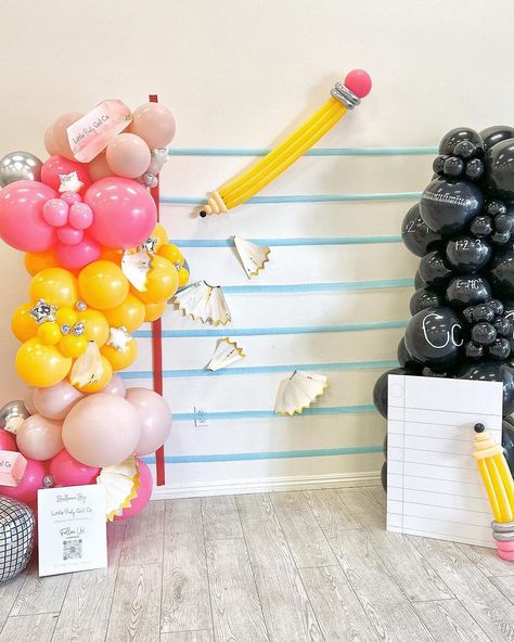 Teachers Party Ideas, Welcome Back To School Photo Backdrop, Back To School Outdoor Decorations, Back To School Night Photo Booth, Back To School Party Decorations Diy, Teacher Party Theme, Graduation School Decorations, 50th Day Of School Decorations, Welcome Back To School Balloon Arch