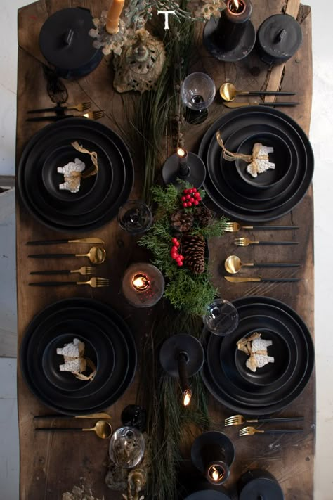 Christmas Dinner Table Settings Black, Black Christmas Table Setting, Aesthetic Interior Design Kitchen, Aesthetics Interior Design, Interior Designer Aesthetic, Christmas Dining Table Decorations, Christmas Dinner Decorations, Black Christmas Decorations, Dining Table Decorations