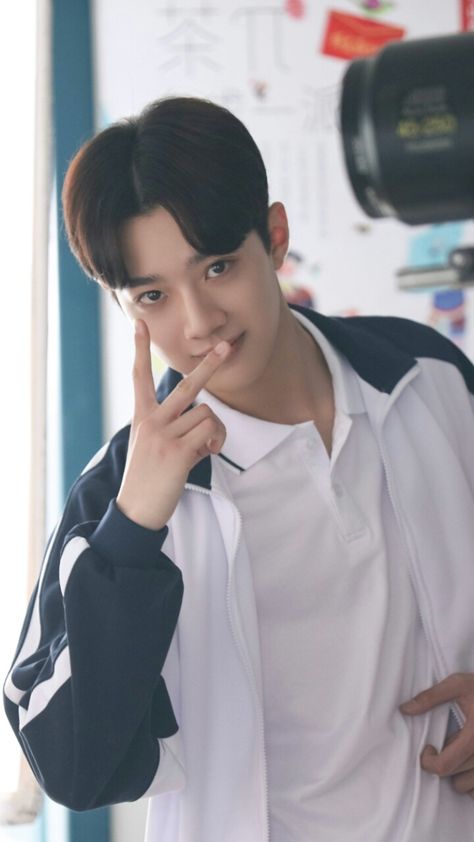 Liang Younian, Guan Lin, Lai Kuanlin, Lai Kuan-lin, Lai Kuan Lin, Lai Guanlin, Drama Memes, British American, Painkiller