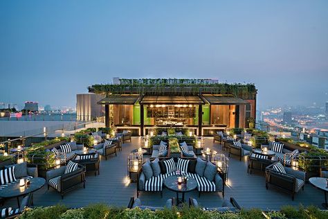 Rooftop Bar Design Lounges, Rooftop Lounge Bar, Roof Top Cafe, Rooftop Bar Design, Roof Top Bar, Rooftop Restaurant Design, Restaurant Exterior Design, Open Restaurant, Terrasse Design