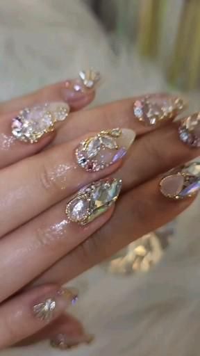 Nail Art Wedding Elegant Gold, Nail Art Designs Stones, Nails With Glitter Flakes, Stone Nail Art Design, Nails Stones Design, Nail Art Wedding Elegant, Nail Designs With Stones, Aesthetic Nail Design, Stones Nail Art