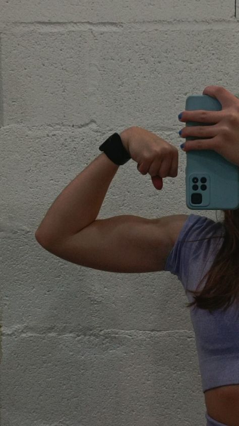 Fit Lady Aesthetic, Arm Day Aesthetic, Girl Muscles Arms, Arms Inspo Women, Arms Women Aesthetic, Arm Workout Aesthetic, Arms Aesthetic Girl, Woman Arm Muscles, Lean Arms Aesthetic