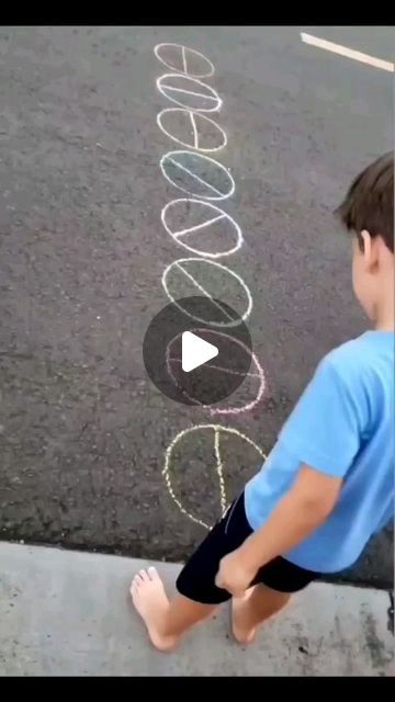 Sasha Blanchard on Instagram: "Simple and fun Outdoor Sidewalk Chalk Game for Kids to stop Summer Boredom. 👌✨ ( cc @tracoseabracos )⠀ ⠀ ⠀ SHARE 👉👉👉 ✨SHARE 👉👉👉✨⠀ ⠀ ⠀ ⬇️⬇️⬇️⬇️⠀ ⠀⠀ ✨ 👉 EXPLORE our collection of educational games and toys that stimulate fun and learning! SHOP NOW link in our bio 🔗🙋‍♀️⠀ ⠀ ⠀ ⠀ ⠀⠀ ⁣➡️ Like ❤️, Share 👥, and Save this post for later! 👉⁣⠀⠀⠀⠀ ⠀⠀⠀⠀ ⁣⁣🌺If you have a child's heart, you will also have their mind. 🌺⠀⠀⠀⠀ ⁣⠀⠀⠀⠀ ⁣📷 Follow @tracoseabracos for more fun ideas like this one! 😍⠀⠀ ⠀ ⠀ ⠀ ⠀ ⠀ #chalkart #chalk #chalkartist #chalkboardart #sidewalkchalk⠀⠀" Chalk Games Outside, Outdoor Games For Kids At School, Chalk Games For Kids, Hopscotch Ideas, Mind Games For Kids, Chalk Ideas For Kids, Summer Hobbies, Sidewalk Chalk Games, Chalk Activities