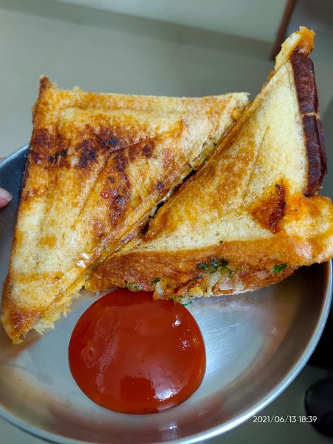 Sandwich Snap, Breakfast Pictures, Saffron Spice, Food Snap, Quick Lunch Recipes, Eating Food Funny, Homemade Sandwich, Instagram King, Foodie Instagram