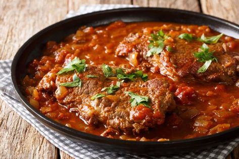 This Swiss Steak recipe is somewhat less time consuming than the one above, which could be a great option if you don’t have the time to let it cook ahead for several hours. With this Swiss Steak, you’ll dredge the meat in flour, fry it up in the skillet, and then add your sauce and other ingredients to let it simmer and flavor for about an hour. Steak Slow Cooker, Swiss Steak Recipe, Swiss Steak Recipes, Red Gravy, Electric Skillet Recipes, Swiss Steak, Electric Skillet, Round Steak, Diner Recept