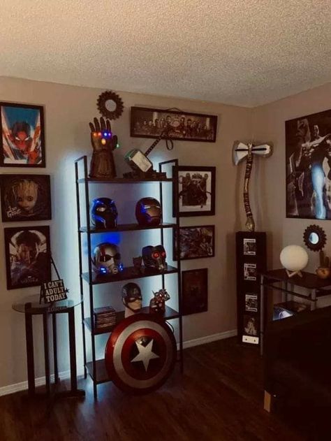 Avengers collection TOTALLY WONDERFUL!!!!! Marvel Game Room, Geek Apartment, Avenger Bedroom Ideas, Marvel Room Ideas, Nerd Bedroom, Nerd Room Ideas, Geek Bedroom, Nerdy Room, Marvel Room Decor