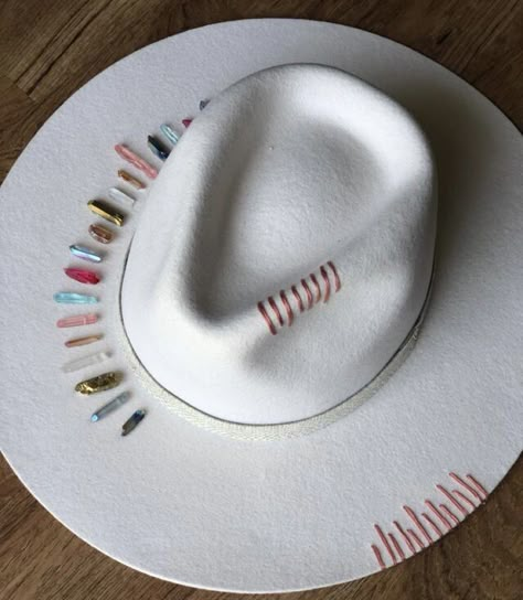 Kemosabe Hat Ideas, Custom Hat Bar Ideas, Cowgirl Rodeo Outfits, Hat Design Ideas, Burnt Hats, Custom Fedora, Burned Hats, Hat Burning, Cowboy Hat Design