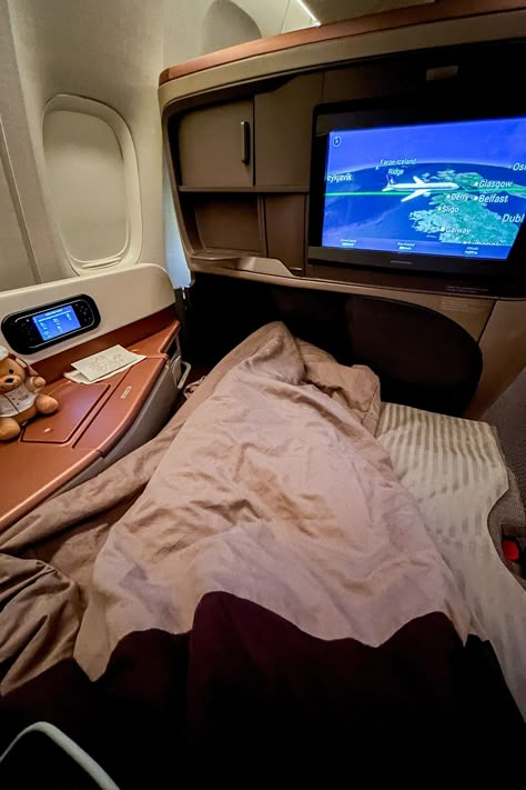 Lay-flat seat and duvet in Singapore Air business class | Cotton Cashmere Cat Hair Business Class Travel Aesthetic, Business Seat Plane, Business Class Singapore Airlines, Singapore Airlines Business Class Travel, Business Travel Aesthetic, Emirates Business Class Seats, First Class Flight Luxury, Business Class Flight Aesthetic, Business Class Aesthetic