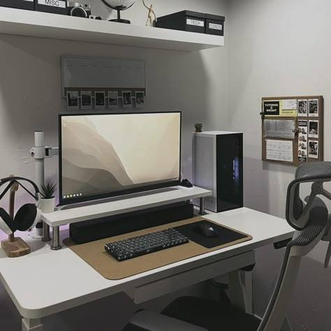 A battlestation by u/Ok-Ordinary-6462. White Desk Setup, Setup Pc, Setup Inspiration, Dream Setup, Computer Desk Setup, Home Studio Setup, Desktop Setup, Minimalist Desk, Desk Inspiration