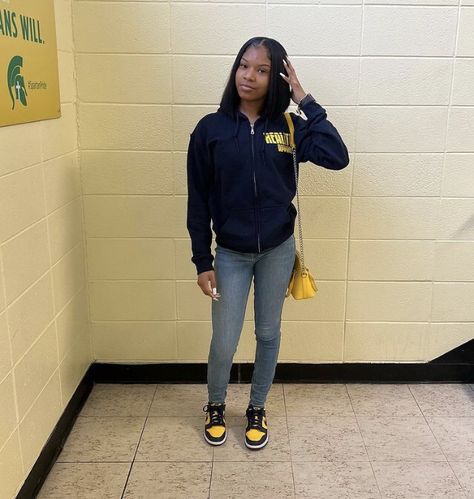 Outfits With Michigan Dunks, Michigan Dunks Outfit Black Woman, Navy Blue And Yellow Dunks Outfit, Michigan Dunk Outfit, Michigan Dunks Outfit, Michigan Dunks, New School Outfits, Dunks Outfit Woman, Dunks Outfits