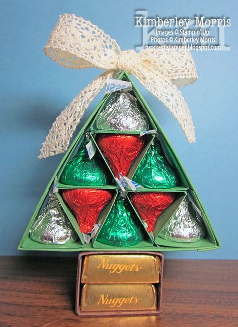 T Hershey Kisses Christmas Tree, Candy Grams, Tree Tutorial, Hershey Kiss, Candy Crafts, Christmas Favors, Christmas Goodies, Noel Christmas, Candy Gifts