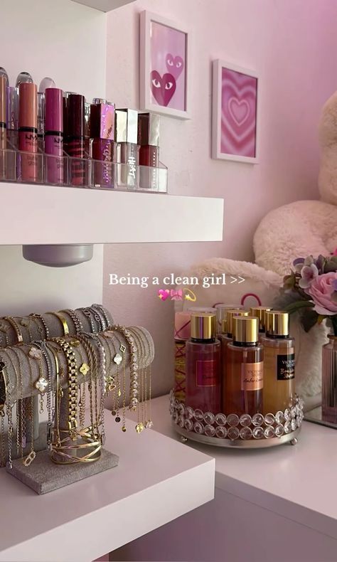 Vanity Aesthetic Organization, Aesthetic Vanity Organization, Perfume Organization Aesthetic, Vanity Organization Ideas Bedroom, Beauty Room Organization, Makeup Vanity Organization, Jewelry Vanity, Room Organization Bedroom, Girly Apartment Decor