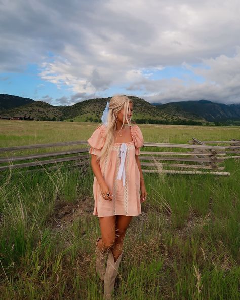 Charlie 1 Horse Hat Outfit Summer, Cute Cottage Outfits, Long Sleeve Cowgirl Outfit, Cottage Fall Aesthetic, Hot Springs Arkansas Outfits, Pastel Country Aesthetic, Fall Coastal Cowgirl Outfit, Pretty Country Outfits, Coastal Cowgirl Senior Pictures