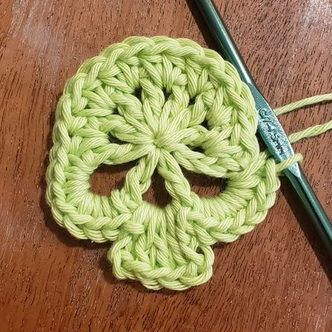 Crochet Skull Patterns, Granny Square Häkelanleitung, Crochet Rag Rug, Crochet Skull, Crochet Bedspread Pattern, Cool Crochet, Crochet Halloween, Crochet Buttons, Crochet Cross