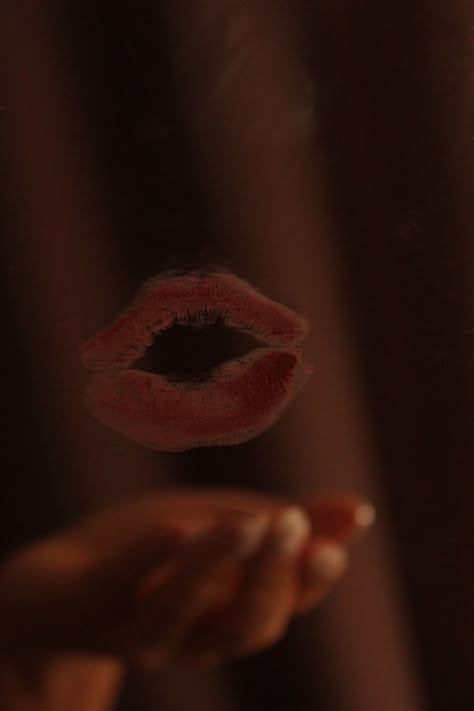 kiss in the mirror Photographie Portrait Inspiration, Makijaż Smokey Eye, Dark Feminine Aesthetic, Photography Poses Women, Foto Ideas Instagram, Dark Feminine, Instagram Photo Inspiration, Feminine Aesthetic, Red Lipstick