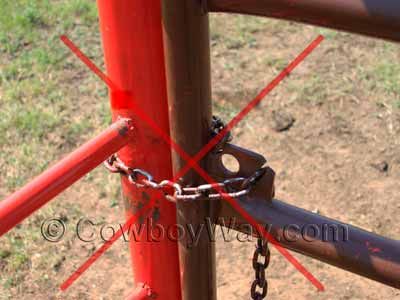 How To Close A Gate That Has A Chain Latch Horse Gate Latch, Farm Gate Latch, Gate Latches Ideas, Diy Gate Latch, Barn Gates, Farm Fence Gate, Show Cattle Barn, Cattle Gate, Fence Building