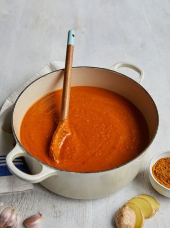 Curry base sauce | Jamie Oliver recipes Easy Curry Sauce, Curry Sauce Recipe, Curry Base, Vegetable Stock Cubes, Cake Aesthetic, Jamie Oliver Recipes, Cook Chicken, Korean Street Food, Curry Sauce