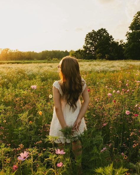 We’re loving these glowy golden hour shots by @kariclairephotography 🌞✨💐 ⠀⠀⠀⠀⠀⠀⠀⠀⠀ If you’re looking for posing inspo before your next senior photoshoot, browse our graduation category on the app! ⠀⠀⠀⠀⠀⠀⠀⠀⠀ key words - senior, senior pictures, class of 2025, 2025 senior, documentary, storytelling, photographer, storytelling photography Wildflower Senior Photos, Pretty Senior Pictures, Field Senior Pictures, Cute Senior Pictures, Senior Photoshoot Poses, Field Photoshoot, Unique Senior Pictures, Senior Photography Poses, Wildflower Field