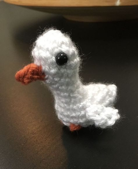 A mini goose based off the Untitled Goose Game Goose Crochet, Crochet Goose, Untitled Goose Game, Goose Game, Ideas Para Tejer, Crafts Sewing Projects, Making Stuff, Crochet Top Pattern, Alpha Pattern