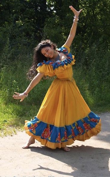 Romani Clothing, Traditional Mexican Dress, Mexican Fashion, Mexican Outfit, Long Dress Design, Mexican Dresses, Dance Photos, Reference Poses, Traditional Dresses