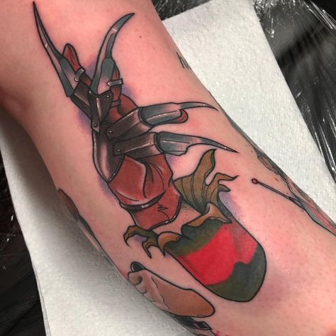 Freddy Krueger Tattoo, Street Tattoos, Horror Sleeve, Claw Tattoo, Horror Movie Tattoos, Horror Tattoos, Armband Tattoos, Movie Tattoo, Movie Tattoos