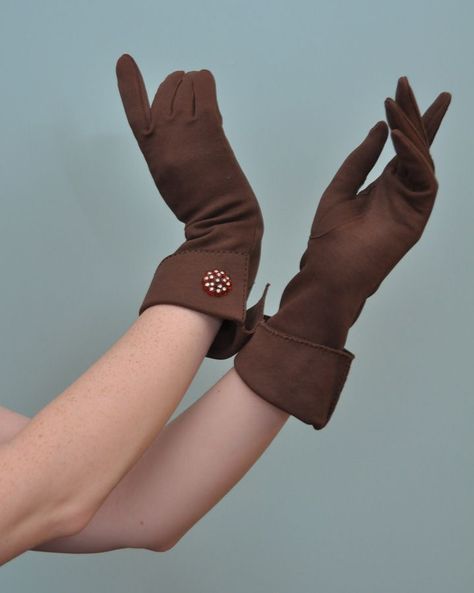 Gauntlet gloves - my favorite!                                                                                                                                                                                 More 1950s Gloves, Gauntlet Gloves, Vintage Fashion 1950s, Fashion Gloves, Gloves Fashion, Gloves Design, Vintage Gloves, Fur Coat Vintage, Fashion 1950s