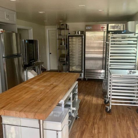 Small Commercial Bakery Kitchen Layout, Bakers Kitchen Design Baking Station, Commercial Bakery Kitchen, Baking Studio Design, Small Bakery Kitchen, Kitchen Set Up Ideas, Mini Bakery Shop Design, Bakery Kitchen Layout, Home Bakery Kitchen