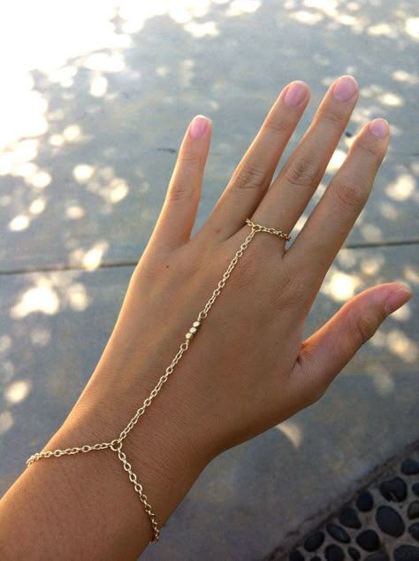 When I was a teen, this was called a slave bracelet and ring. Hand Chain Jewelry, Chain Harness, Hand Harness, Gold Chains For Men, Body Chains, Hand Bracelet, Gold Chain Jewelry, Hand Chain, Body Chain Jewelry