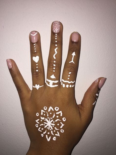 Easy Sharpie Drawings On Skin, Drawings On Hands Pen, Halloween Things To Draw, Easy Hand Drawings, Simple Hand Tattoos, Sharpie Paint Markers, Sharpie Drawings, Arm Drawing, Henna Inspired Tattoos