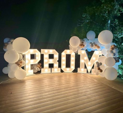 Prom Grand March Ideas, Prom 2024 Decoration, Junior Prom Ideas, Senior Prom Theme Ideas, Marquee With Balloons, Pre Prom Party Ideas, Prom Decorations Diy, Pre Prom Party, Prom Sendoff