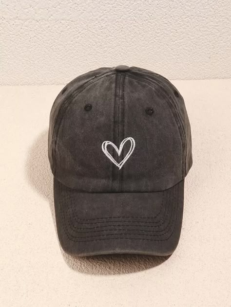 Gorra de béisbol con bordado de corazón | SHEIN USA Cap Embroidery Ideas Men, Cute Baseball Hats, Cap Aesthetic, Baseball Cap Design, Cap Cute, Beanie Outfit, Spring Fashion 2022, Embroidery Caps, Cute Caps