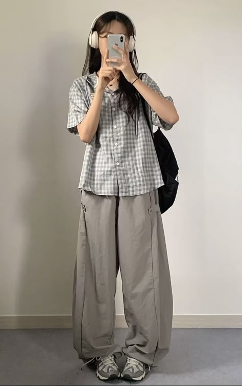 Blouses Outfit Casual, Simple Thrift Outfit, Minimalist Japanese Outfit, Japanese Style Outfits Casual, Casual Japanese Fashion, College Outfits Modest, Xhs Outfits, Uni Aesthetic Outfits, Japan Street Fashion Women