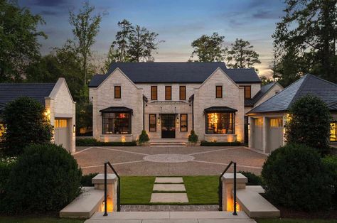 An Atlanta residence blends traditional detailing with modern simplicity Modern Transitional Home, Modern Cottage Style, Stone Exterior Houses, Bedroom Inspirations Minimalist, Home Exteriors, Transitional Home, Classic Building, Cottage Style Homes, Home Exterior