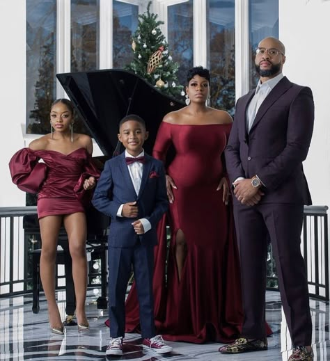 Formal Family Photos, Glam Family Photoshoot, Black Family Photoshoot, Fantasia Barrino, Christmas Family Photoshoot, Christmas Photo Shoot, Christmas Photo Ideas, Family Photoshoot Outfits, Holiday Photoshoot