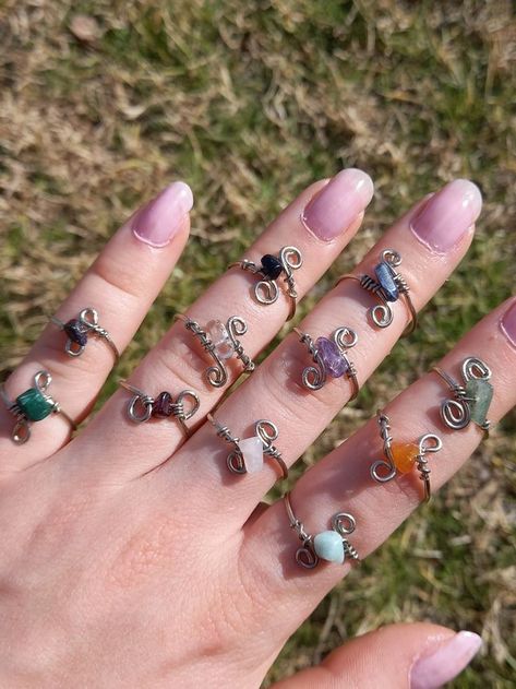 Ideas Con Alambre, Hippie Jewelry Diy, Rings Cute, Diy Wire Jewelry Rings, Rings Aesthetic, Diy Jewelry Rings, Aesthetic Rings, Crystal Bead Jewelry, Wire Wrapped Jewelry Diy