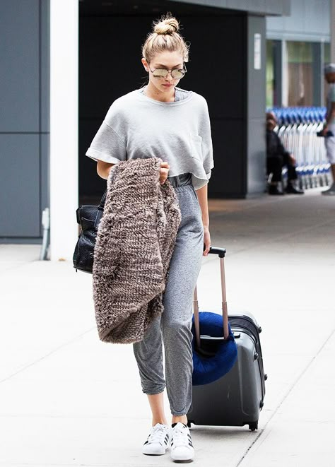 Simple Outfits Hijab, How To Wear Sweatpants, Gigi Hadid Street Style, Gigi Hadid Style, Airport Outfits, Stylish Celebrities, Braut Make-up, Hadid Style, Kendall Jenner Outfits