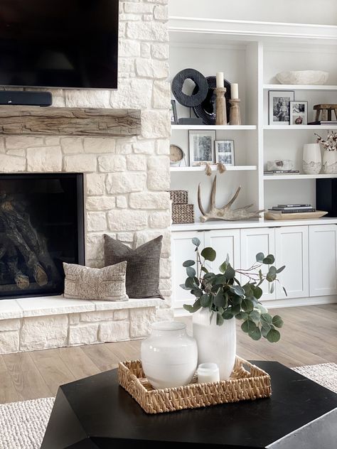 White Stone Fireplaces, Built In Shelves Living Room, Living Tv, Fireplace Built Ins, Casa Exterior, Home Fireplace, Farmhouse Interior, Living Room Remodel, Fireplace Design