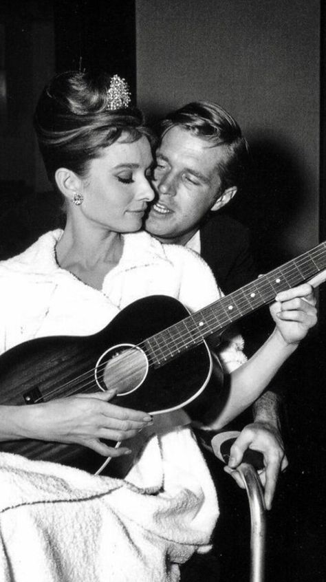 Audrey Hepburn and George Peppard - Breakfast at Tiffany’s (1961) Audrey Hepburn Outfit, George Peppard, Gena Rowlands, Holly Golightly, Faye Dunaway, I Love Cinema, Lauren Bacall, Robert Redford, Breakfast At Tiffanys