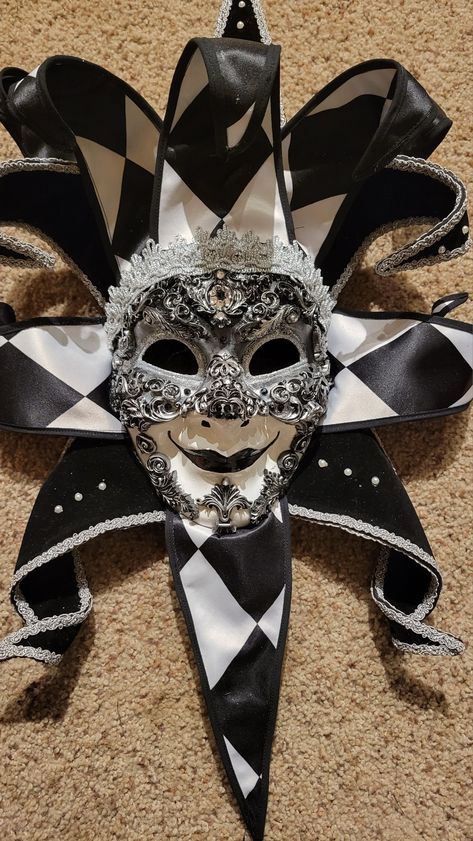 Jester Mask Masquerade Ball, Black And White Mask Design, Jester Black And White, Carnival Mask Design, Jester Mask Design, Masquerade Ball Aesthetic Dark, Mime Aesthetic, Jester Crown, Black And White Jester