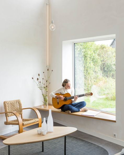 Tableau asymétrique sous baie fixe  Gallery of House for a Photographer / Studio Razavi architecture - 23 Cozy Window Seat, Window Seat Design, Photographer Studio, Window Seats, Window Benches, Interior Windows, Lounge Room, Window Seat, Small Living