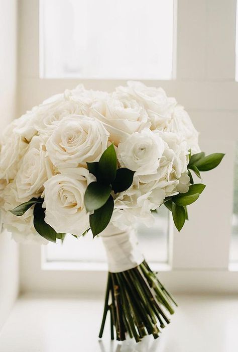 Rose Bouquet Wedding White, Wedding White Flowers Bouquet, Classic Chic Wedding Theme, Only Roses Bouquet, Rose Only Bouquet, Bridal Floral Bouquet, All Rose Wedding Bouquet, Wedding Bouquets Bride 2023, Classy Bride Bouquet