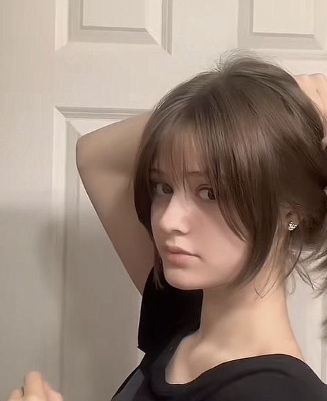 Side Bangs Japanese Style, Old Money Hairstyles Bangs, Bangs With Longer Side Pieces, French Bangs Side Part, Japanese Hairstyle Bangs, Bangs With Low Bun, Chunky Side Bangs, Face Framing Layers With Bangs Short, Japanese Hairstyles Girl