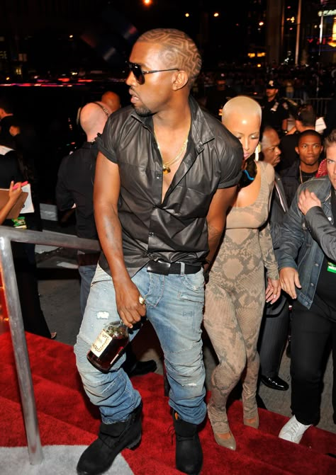 Kanye West in Balmain and Timberland, 2009  Photo: Getty Images Young Kanye West, Kanye Vma, Kanye West 2000s, Kanye 2000s, 2000s Kanye, Kanye Outfits, Kanye Outfits 2000s, Kanye West Fits, Kanye West Timberlands