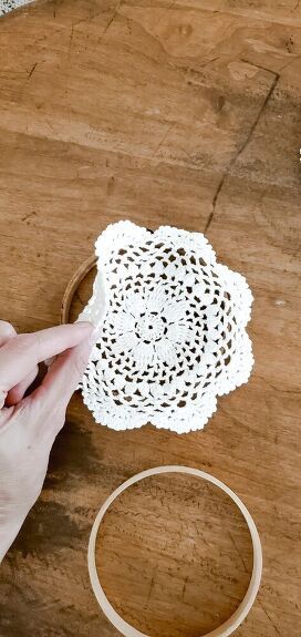 Doily Embroidery Hoop Wall Art, Embroidery Hoop Pocket Wreath, Things To Do With Doilies, Embroidery Hoop Crafts Diy Wall Art, Valentine Doily Craft, Embroidery Hoop Wreath Diy, What To Do With Doilies, Crafts With Embroidery Hoop, Wooden Hoop Crafts