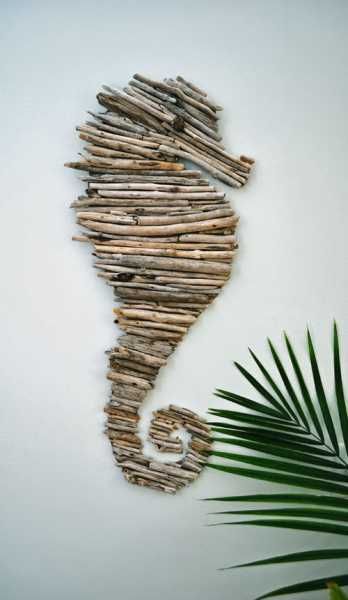 How to make a driftwood seahorse Sooooo cute! Would be easy to make other animals too! Driftwood Seahorse, Easy Gifts To Make, Strand Decor, Deco Marine, Driftwood Projects, Deco Nature, Beach Diy, Driftwood Crafts, Seahorses