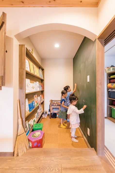 Montessori-Inspired Toddler Room Decor Japanese Kids Room, Small Kids Playrooms, Small Playroom, Preschool Designs, Indoor Playroom, Daycare Design, Japanese Kids, Play Cafe, Baby Playroom