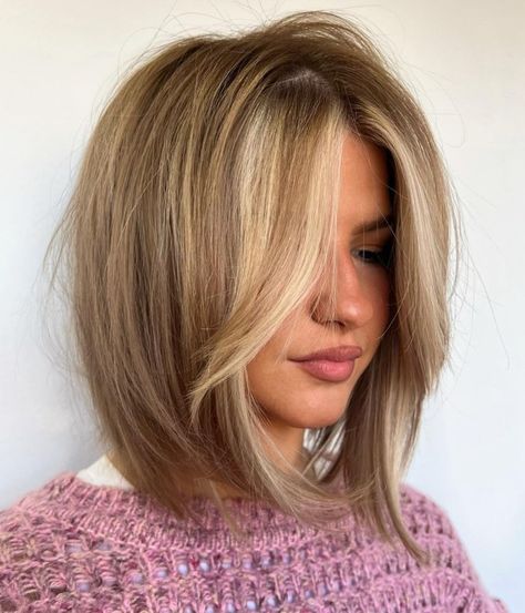 Elongated Blonde Bob with Long Bangs Blond Pony, 40 Year Old Women, Dark Blonde Bobs, Blonde Bob With Bangs, Bob Haircuts With Bangs, Bangs Ideas, Lob With Bangs, Lob Haircuts, Textured Lob