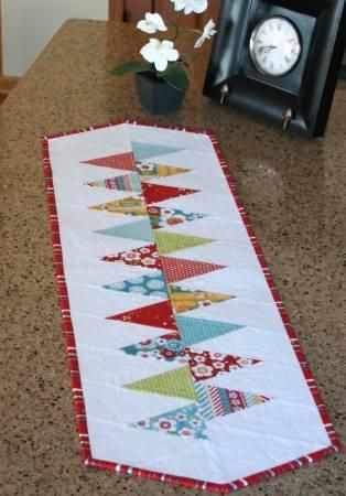 Winding Road Table Runner Ruler Table, Table Runner Ideas, Quilt Table Runner, Quilt Runners, Table Runners Patterns, Runner Pattern, Quilted Table Runners Patterns, Placemats Patterns, Quilted Table Toppers