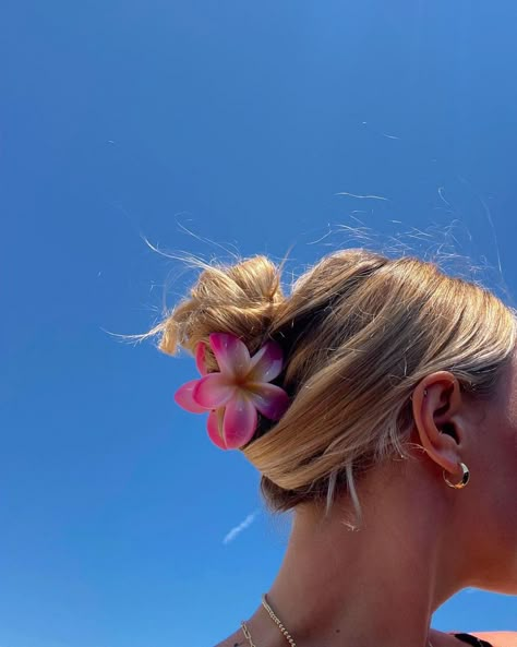 Hair Clips Aesthetic, Hawaii Hair, Hawaiian Flower Hair, Tropical Hair, Flower Claw Clip, Thick Hair Styles Medium, Hawaiian Plumeria, Vacation Pics, Summer Picture Poses