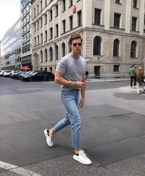 Types Of Jeans For Men 20 Different Styles You Must know Aesthetic Male Outfits, Black Outfit Men, Fashion Models Men, Jeans Outfit Men, Outfit Hombre, Mom Jeans Outfit, Types Of Jeans, Look Retro, Men Stylish Dress